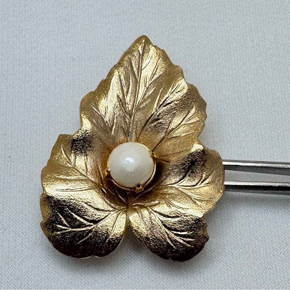 Vintage Sarah Coventry Gold Tone Leaf Brooch Faux Pearl Nature Pin Boho